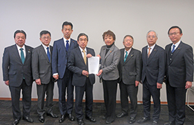 要望書を渡す市長3