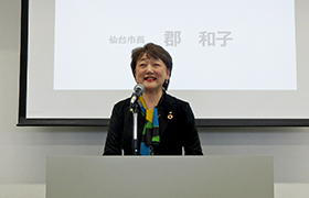 市長があいさつする様子
