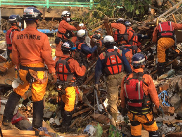 写真：岩泉町で住民の安否確認を行う緊急消防援助隊