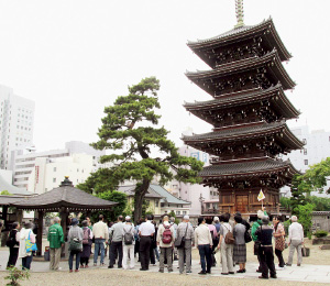 写真：孝勝寺（宮城野区榴岡）を見学する東口まち歩き参加者の皆さん