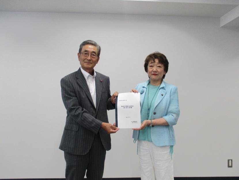 郡和子仙台市長に意見書を提出する、赤間敬農業委員会会長