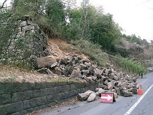 本丸北西石垣の被災状況