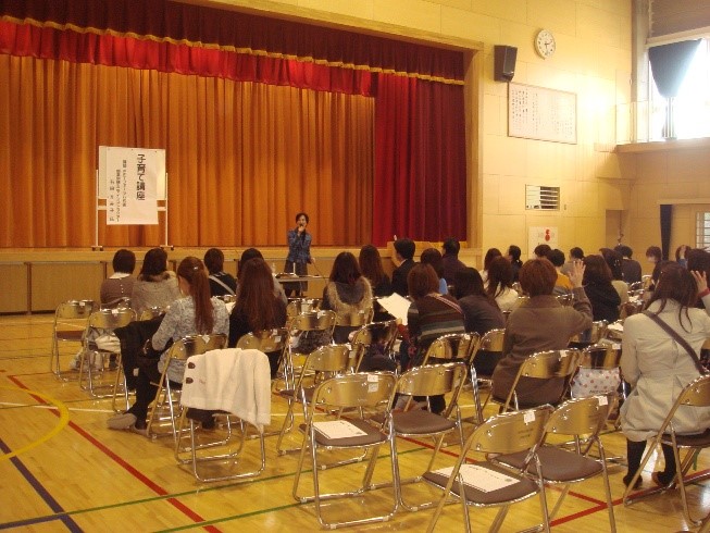 新入学児童の保護者を対象とした「子育て講座」の様子