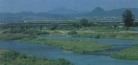 名取川を新幹線が横切る写真