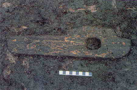 水田跡から発見された鍬の写真