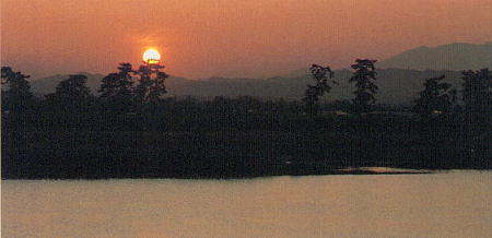 名取川から見る夕日の写真