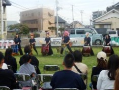 様々な団体によるステージ