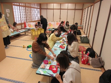 クリスマスのくつした作りにみんなが夢中！