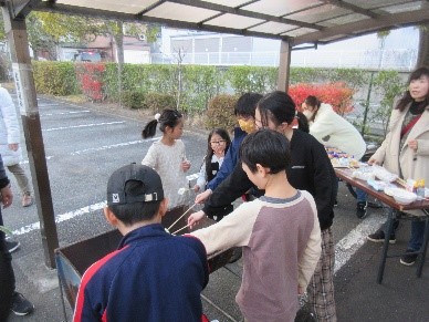 おやつタイム！みんなでマシュマロ！