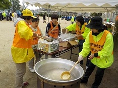 アルファ米にお湯をかける様子