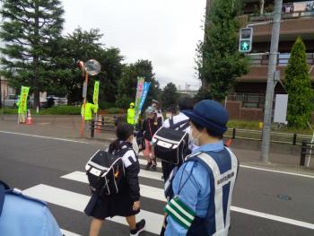 通学児童等に対する交通安全街頭指導の様子2