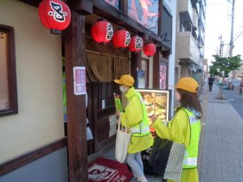 飲食店を訪問する様子