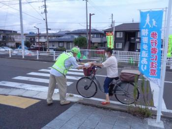 自転車の安全利用に関する街頭啓発の様子2