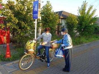 自転車利用者に対する街頭啓発の様子2