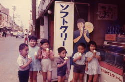 子どもたちがみんなでおいしそうにソフトクリームを食べている写真