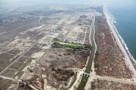 震災直後の海岸公園冒険広場周辺の航空写真