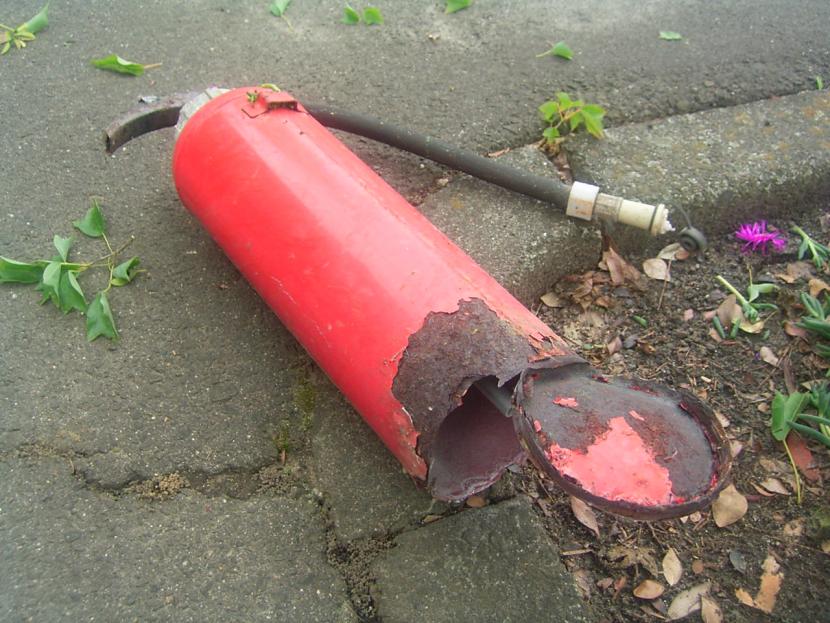 破裂した消火器